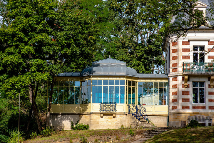 In this project in France, the challenge was to improve year-round comfort in the conservatory. Fineo Solar Control protects against cooling on cold days while limiting heating in summer. - © Fineo
