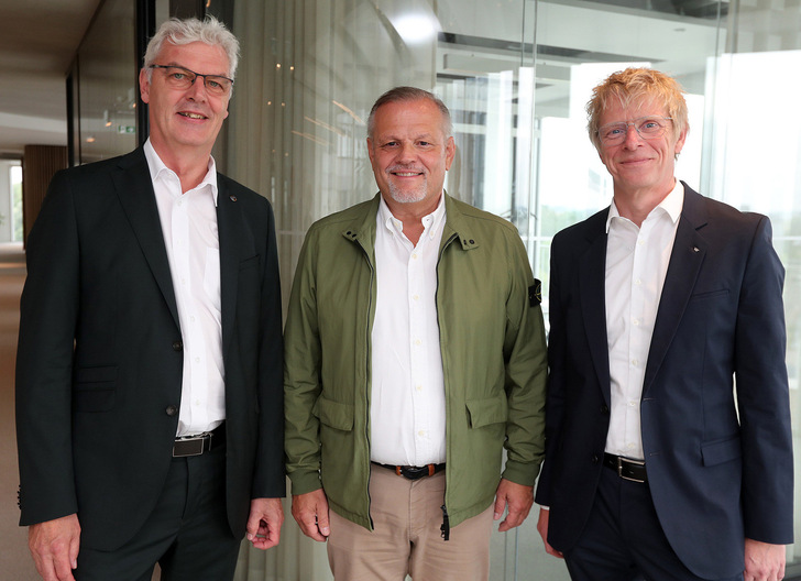 At the signing of the contract (from left): Albrecht Pförtner (Managing Director of Gewerbepark Flugplatz Gütersloh GmbH), Andreas Engelhardt (CEO and personally liable partner of Schüco International KG) and Reinhard Jürgens (Head of Supply Chain Management Metal Construction/PMO).
