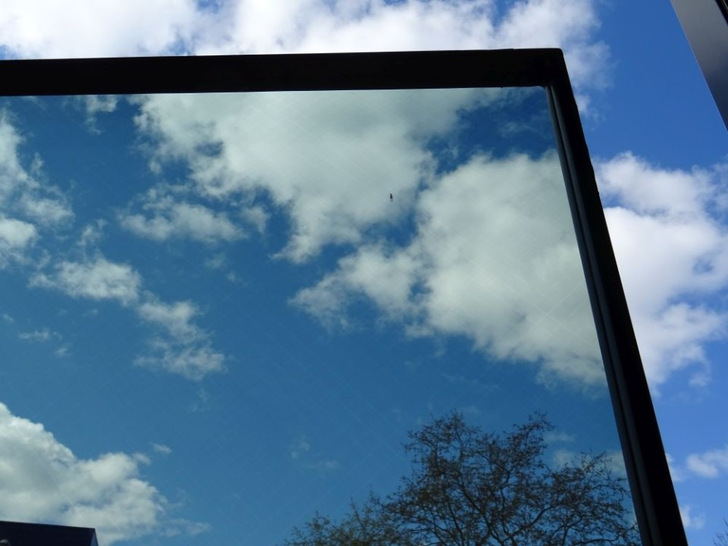 Optical impression and louvre of the radio-transparent insulating glass. - © Fraunhofer ISE

