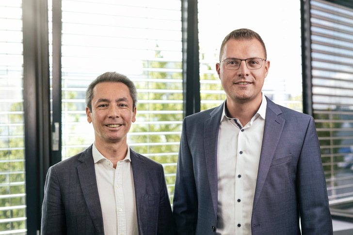 Swisspacer CEO Matthias Bach (right) with his predecessor Francis Cholley, who has taken on other functions at Saint-Gobain.
