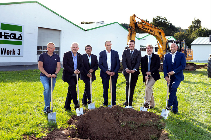 At the ground-breaking ceremony for the logistics centre: (from left): P. Riepe, architect, Dr. H. Ostendarp (CTIO Hegla), St. Reuter (CTO Hegla), B. Hötger (CEO Hegla Group), J. H. Hesselbach (LEWAG Holding AG), J. C. Hesselbach (LEWAG Holding AG), P. Herrmann (COO Hegla). - © Hegla
