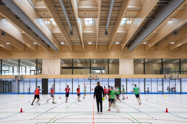 The roof glazing from Okalux ensures spacious, friendly and pleasantly bright interiors.