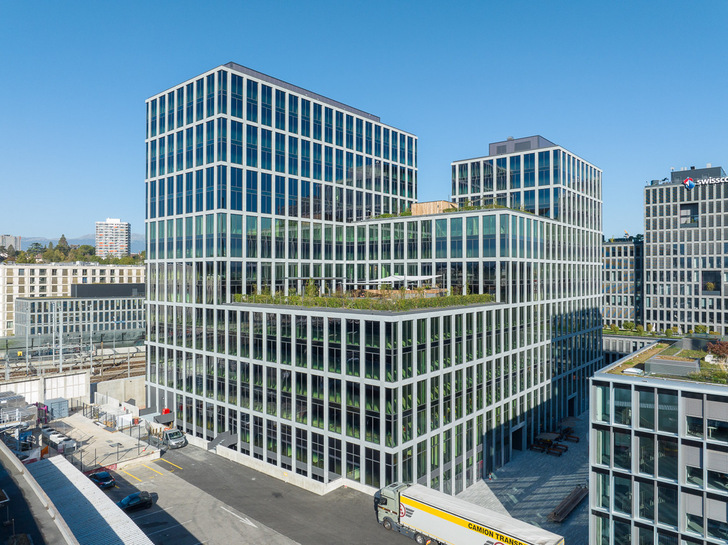 The Alto office building is part of the Esplanade de Pont-Rouge project, a new business district in Geneva. The facade is equipped with switchable solar control glass.