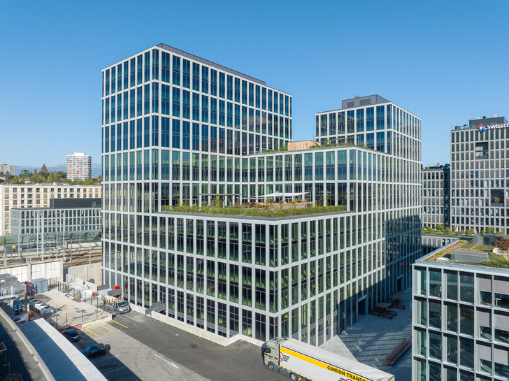 The Alto office building is part of the Esplanade de Pont-Rouge project, a new business district in Geneva. The facade is equipped with switchable solar control glass. - © Adrien Barakat
