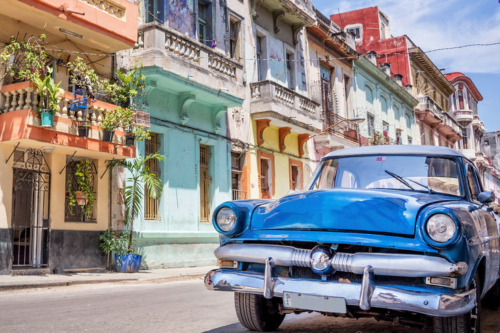 Vintage cars in Cuba were once born out of necessity: Due to the US embargo, the chunky Yank sleds simply had to last much longer than planned. Today, they are cherished and cared for as cult objects.