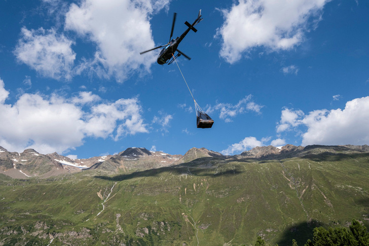 During transport with large height differences, the Swisspacer Air can minimise damage to insulating glass that can be caused by overpressure or underpressure in the cavity. For example, here during the renovation of the Fidelita Hut in the Ötztal Alps. - © Swisspacer
