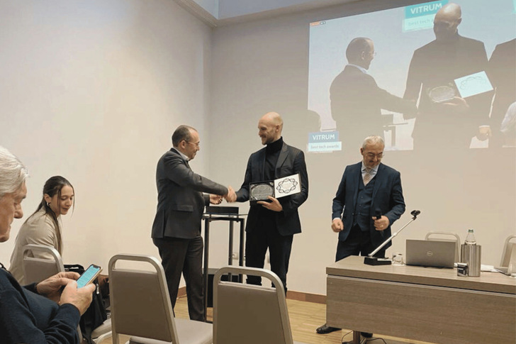  Jonas Pfannenstill of Softsolution receiving the company’s Best Tech Award at Vitrum 2023 in Milan.