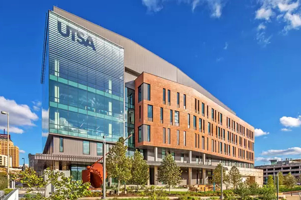  Solarban 70 glass, shown here on the National Security Collaboration Center of the University of Texas at San Antonio (UTSA), has a transparent, neutral aesthetic and allows ample visible light to pass through while delivering low interior and exterior reflectance to preserve views.