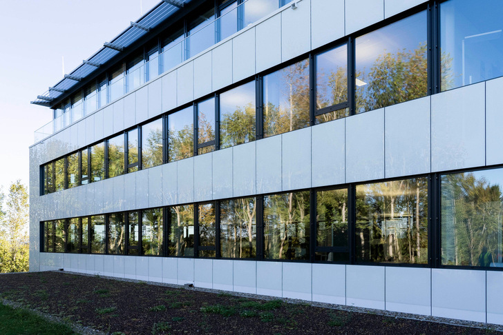 The alternation between vertically laid sedak gsp panels and ribbon windows creates an architecturally exciting aesthetic. - © sedak GmbH

