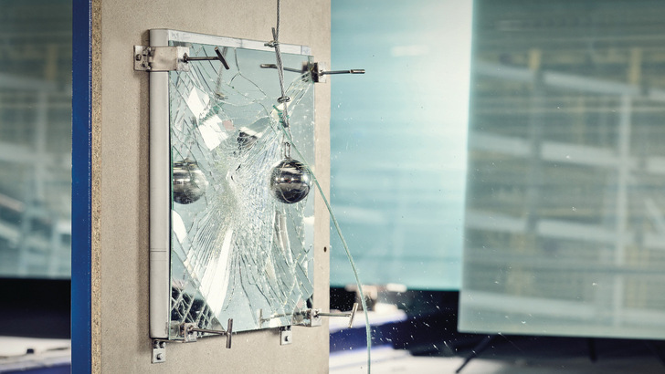  Miralite Stadip, which is used in the production of mirrors, is a LSG that meets the requirements of DIN 18008.