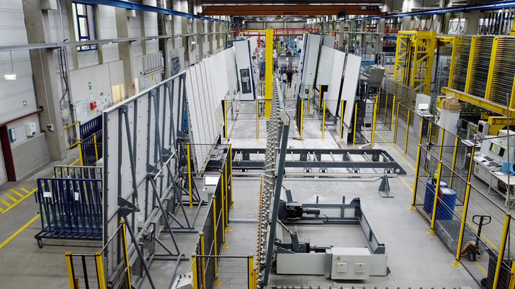  The seaming line with the systron 6033es1 on the left and the 6033proHD line with storage on the right.