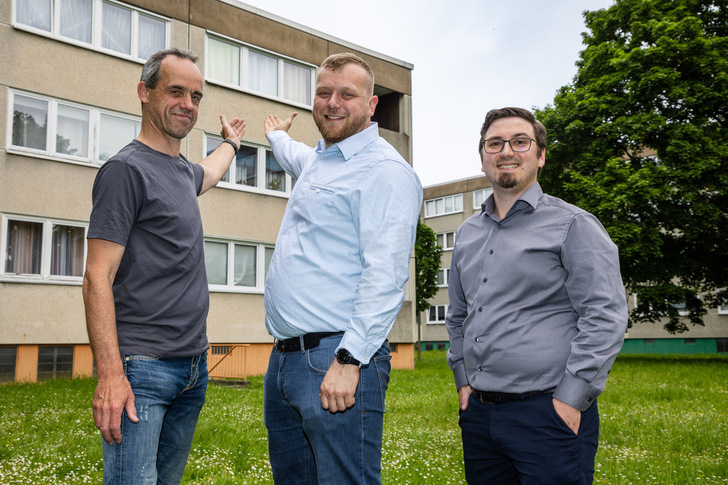 Henry Flade, of Walter Fenster und Türen; Matthias Koch, research assistant at the Institute for Materials Technology at the University of Kassel; Martin Schottek, consultant for climate-neutral buildings at Vonovia, (left to right), presenting the installed prototype of the new solar window.