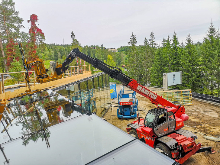 Glass installation with Heavydrive 7-axis manipulator in Oslo.