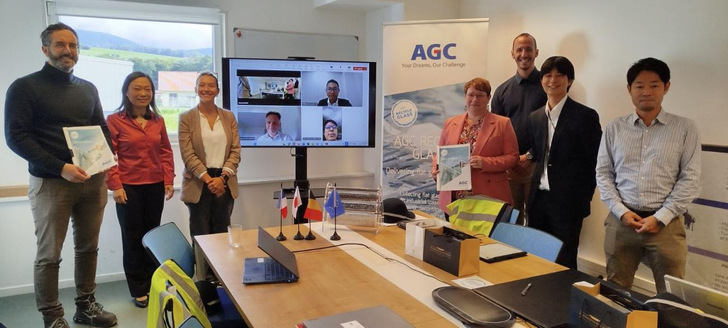 Happy faces at AGC and Rosi after the contract signing.