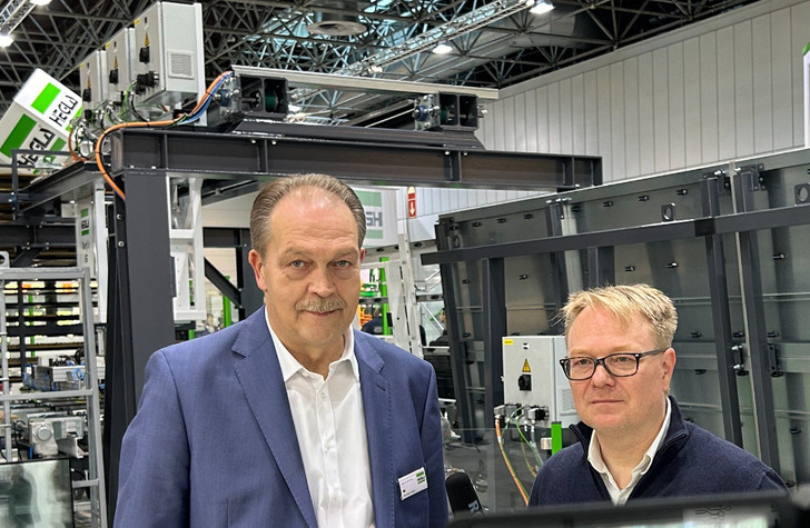 Hegla CEO Bernhard Hötger with GW editor Matthias Rehberger at the Hegla stand at glasstec 2024.
