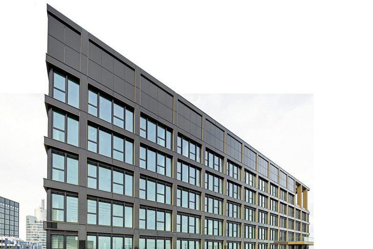Modern five-story building with large windows and a sleek design set against a clear sky. - © Stefan Schilling / Schüco