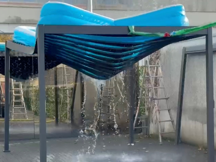 A quick smoke on the terrace when it's snowing or putting your beloved pet outside - if the snow loads get too heavy, you have exactly 2.45 seconds to escape.