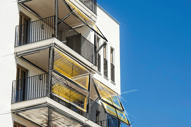 With its tilt-adjustable structure, the awning power plant can be adapted to the position of the sun, ensuring that it is always at the optimum angle to the sun in both summer and winter.