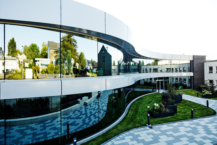 Each element of the glass façade of the new administration building is individually curved. Mirror panelling protects employees from prying eyes and ensures their privacy.