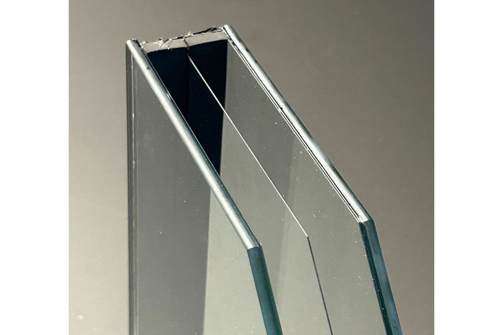 The thin Triple insulating glass from Glas Trösch with its ultra-thin centre pane.