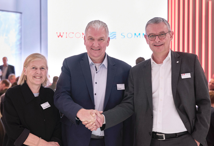New partners (from left): The two Sommer Managing Directors Iris Sommer-Pechstein and Oliver Sommer and Ralf Seufert (Vice President Market Area North at Hydro Building Systems) sealed the cooperation between the two companies at BAU 2025 in Munich.