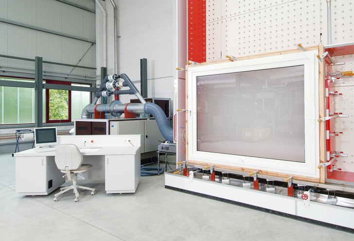 The PIV is one of the few institutes in Germany that has a test stand for windows, doors and facade elements.