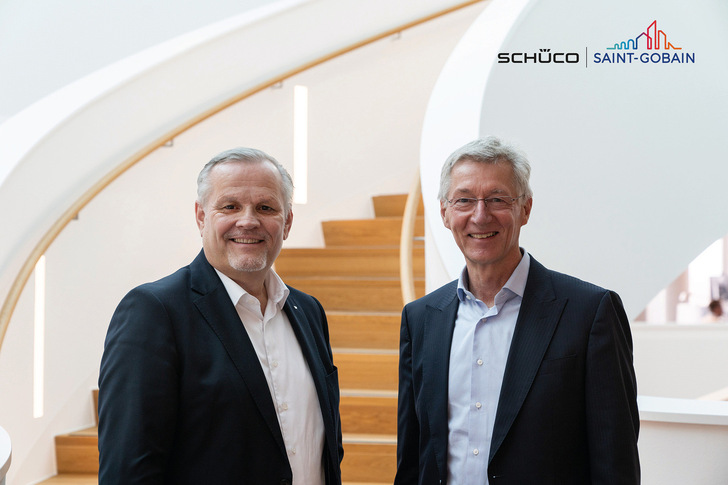Andreas Engelhardt (left), personally liable partner of Schüco, and Raimund Heinl, CEO of Saint-Gobain Germany and Austria, want to promote glass recycling in the construction industry through the joint cooperation.