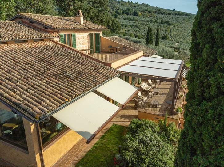 Qubica Light for the veranda creates modular shaded spaces with natural ventilation.