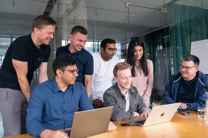 The young team at Lumeso got off to a flying start – founded in 2024, they have now been honored with the German Innovation Award for their industry-specific service and as an important transformative solution. - © Lumeso FlexCo
