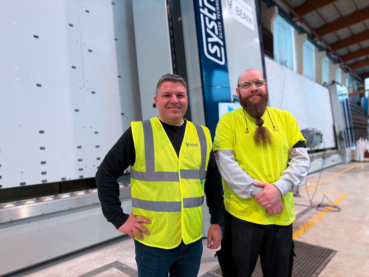 COO Florian Temper (left) and a machine operator in front of the Jumbo proHD. - © systron