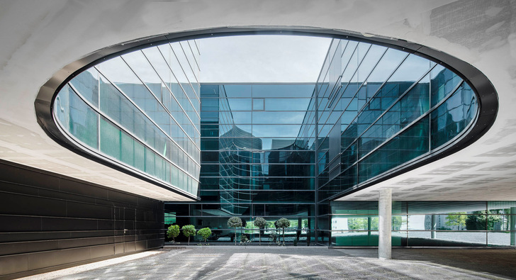 The curved glass facade is designed as a mullion-transom construction.