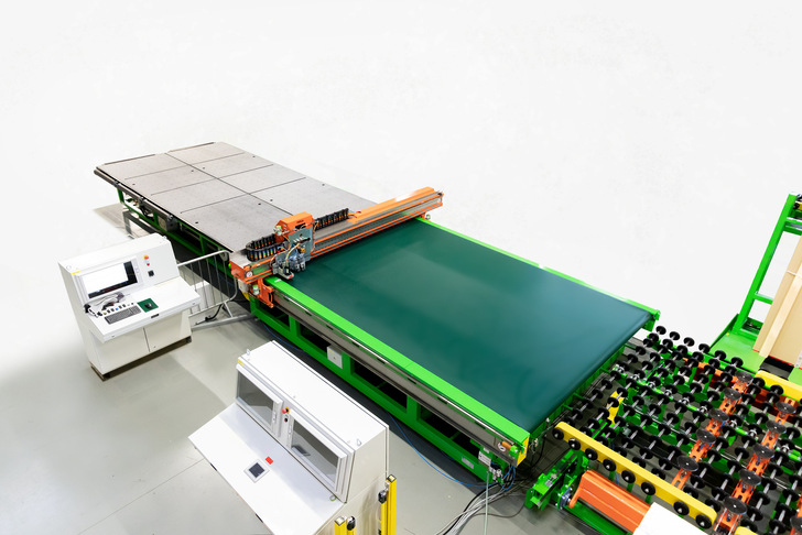 This cutting system can also process ultra-thin glass.