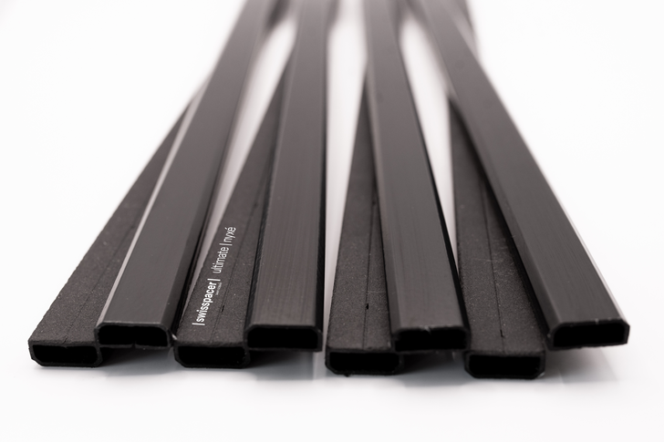 Swisspacer Ultimate | Nyxé: consistent black design thanks to foil and profile body – a striking detail for architects and planners.