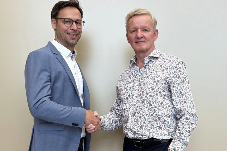 Heribert Ley handing over the baton to Sebastian Clausmeier, the new managing director of Sunovation.