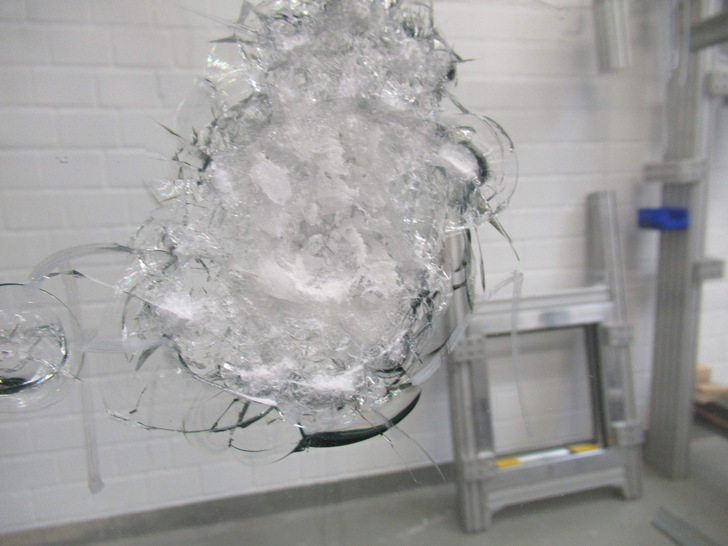 Glass impact resistance for anti-panic glazing according to EN 1630, product: Vetrogard Attack RC2.21 AP.