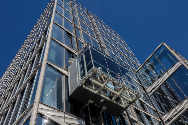 In the “Ascent” outdoor elevator, visitors travel 12 floors up from the “Summit One Vanderbilt” observation deck – on a Clearsight glass floor.