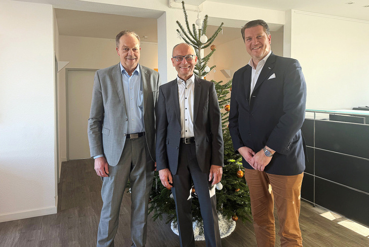 Hegla managing directors Bernhard Hötger (left) and Jochen H. Hesselbach (right) with Friedrich Stimpfig, managing director of RS Technology (centre).