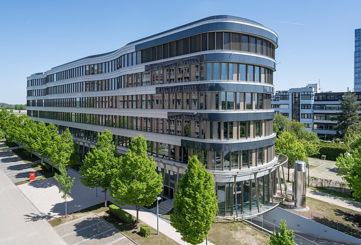 The all-round spandrel cladding of the Z2 building made from aluminium sheets at the height of the intermediate floor are also fitted with building-integrated photovoltaics (BIPV) in some areas.