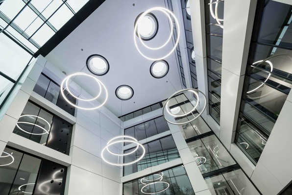 The heart of the representative building is a spacious inner atrium with large glazed areas.