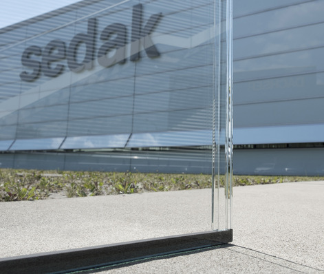The harmony of the transparency of glass facades and roofs is often disturbed by clearly visible, opaque spacers. sedak isopure allows for insulating glass units with minimal joints.