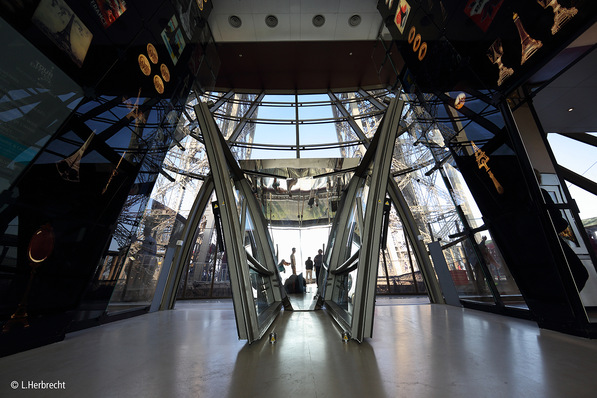 Each of the insulating glass elements weighs 950 kg.