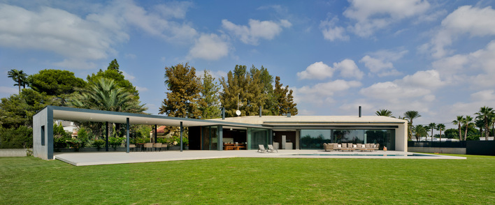 The south-western building section forms an elongated, angled block and is oriented towards the pool and garden.