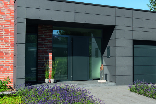 The new aluminium ThermoPlan Hybrid front door from Hörmann provides a generous, modern appearance: The Hörmann door panel and frame are flush-fitting both inside and outside.