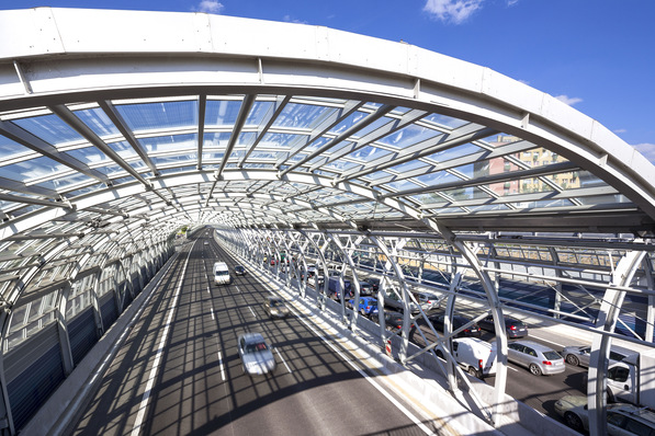 The Light Roof, a slim structure, made from Jansen VISS Basic and sound insulation glass, adds an attractive urban design component to the Warsaw cityscape.