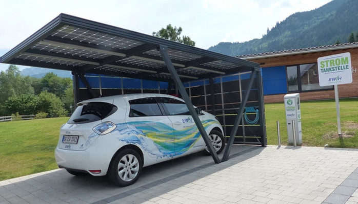 The open structure of this carport makes the most of the bifacial solar modules' potential.