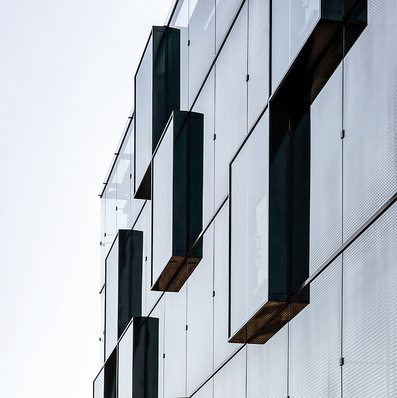 The facade at Liebherr is made up of cubic glass elements, some of which protrude. This gives the building an striking appearance.