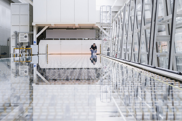 With glass panes measuring up to 72 square metres in size in the format of 3.60 x 20 metres, glass supplier sedak sets new standards for XXL glass.