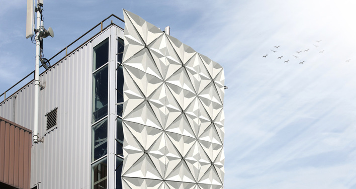 Fully engaged, Saku provides a great deal of shade and helps to keep the temperature inside rooms with large glass facades cool in the summer.