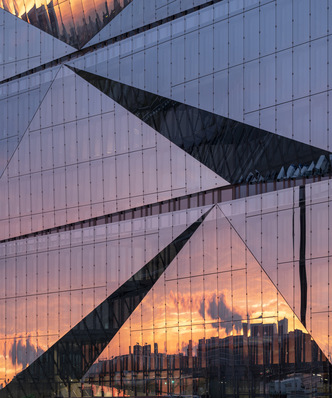 In reflecting its surroundings, the cube berlin fits into them and becomes part of the urban landscape.