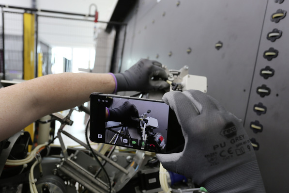 In times of limited personal contact, Lisec.eye helps to avoid customer service visits in person by allowing a first assessment or minimal maintenance to be carried out remotely via smartphone.